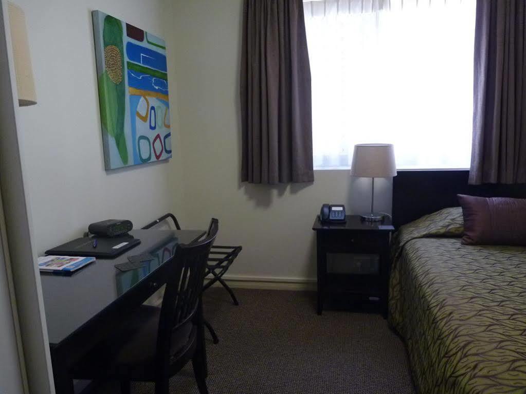 Redcliffe Motor Inn Bagian luar foto