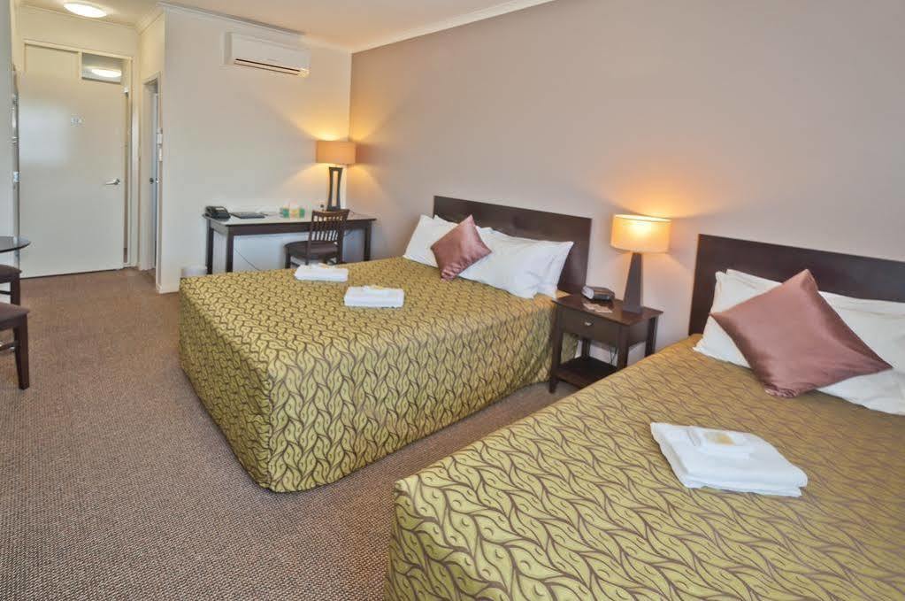 Redcliffe Motor Inn Bagian luar foto